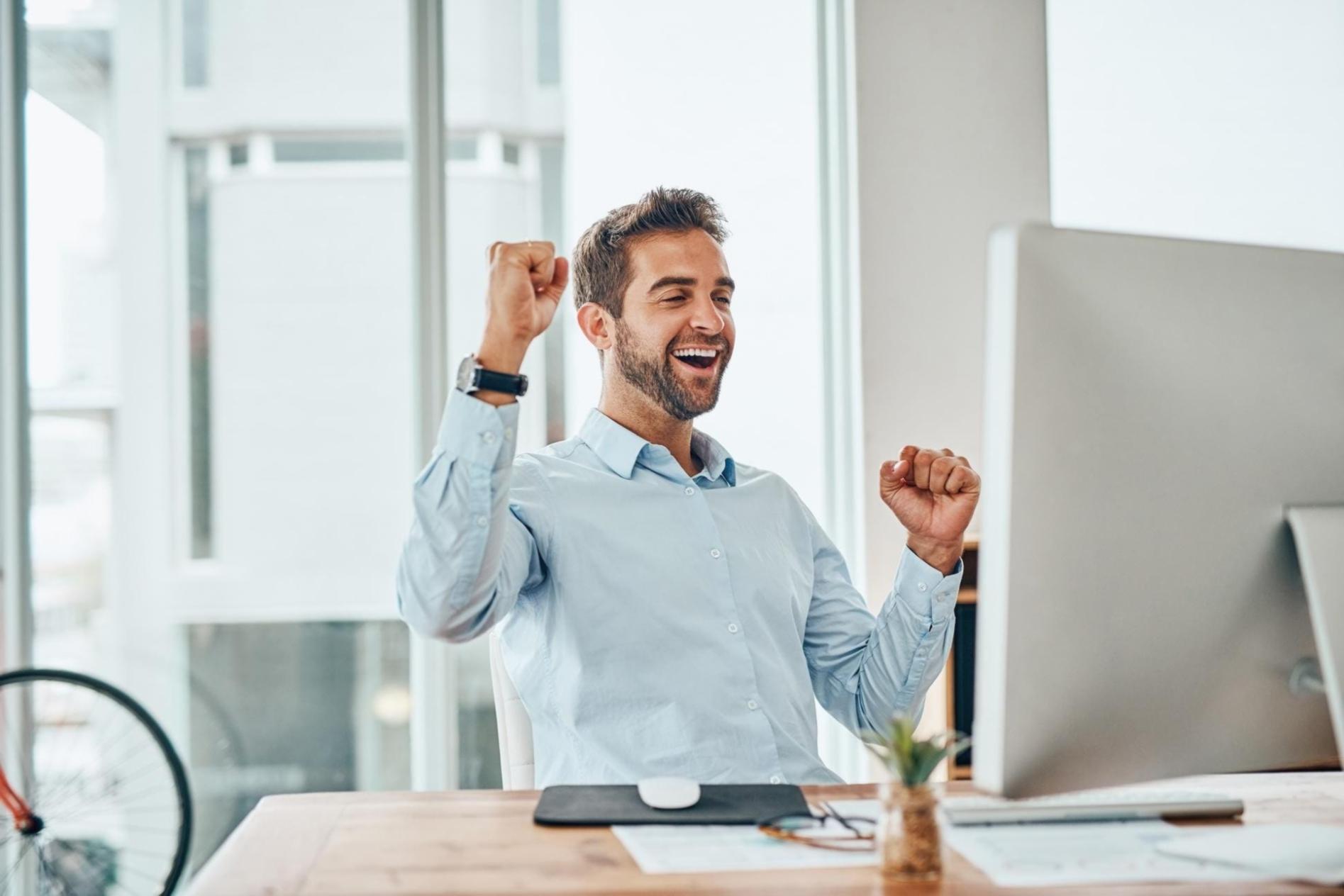 Étudiant suivant une formation en automatisation